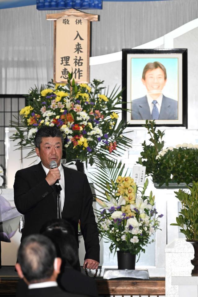 　入来智さんの葬儀・告別式で参列した人にあいさつする弟の祐作氏