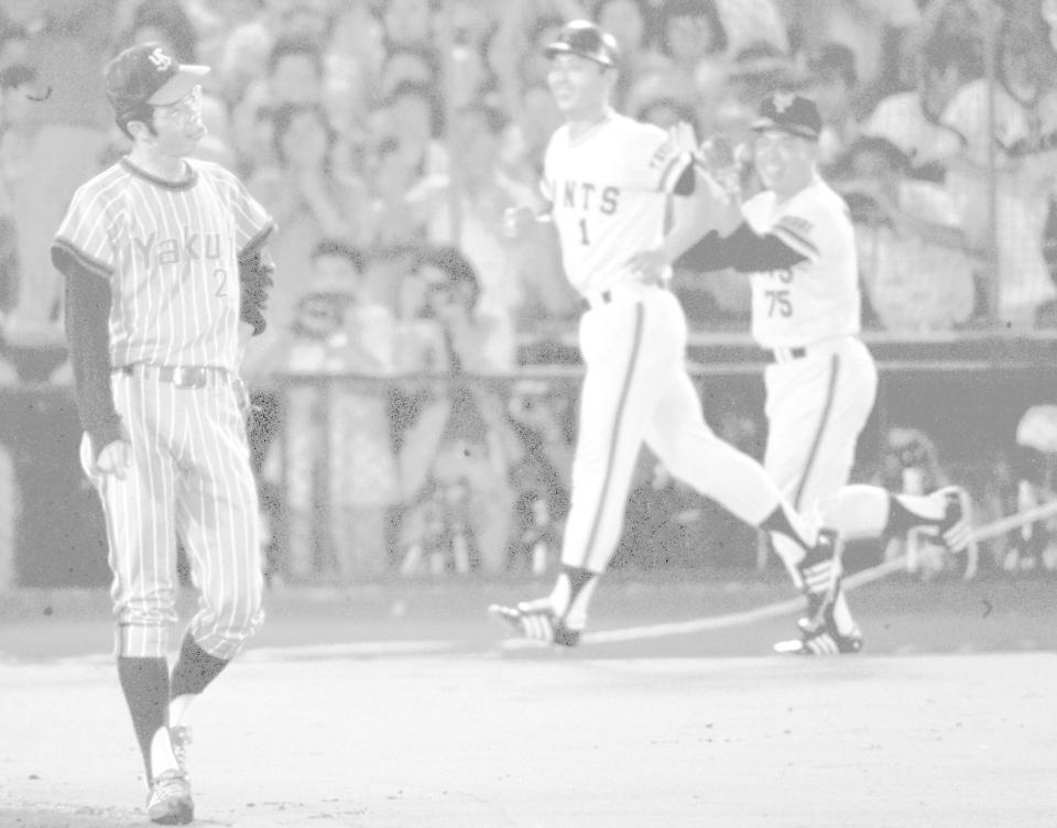 　１９７７年９月、巨人の王貞治に通算７５６号本塁打を許したヤクルトの鈴木康二朗さん（左）
