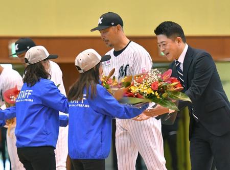 　歓迎式典で花束を受け取る吉井監督（中央）＝撮影・西岡正