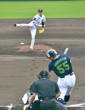 　２回、村上を空振り三振に仕留める佐々木朗（撮影・西岡正）