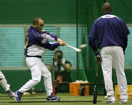 　自らブランコに打撃指導を行う落合監督（２００９年撮影）