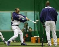 　自らブランコに打撃指導を行う落合監督（２００９年撮影）