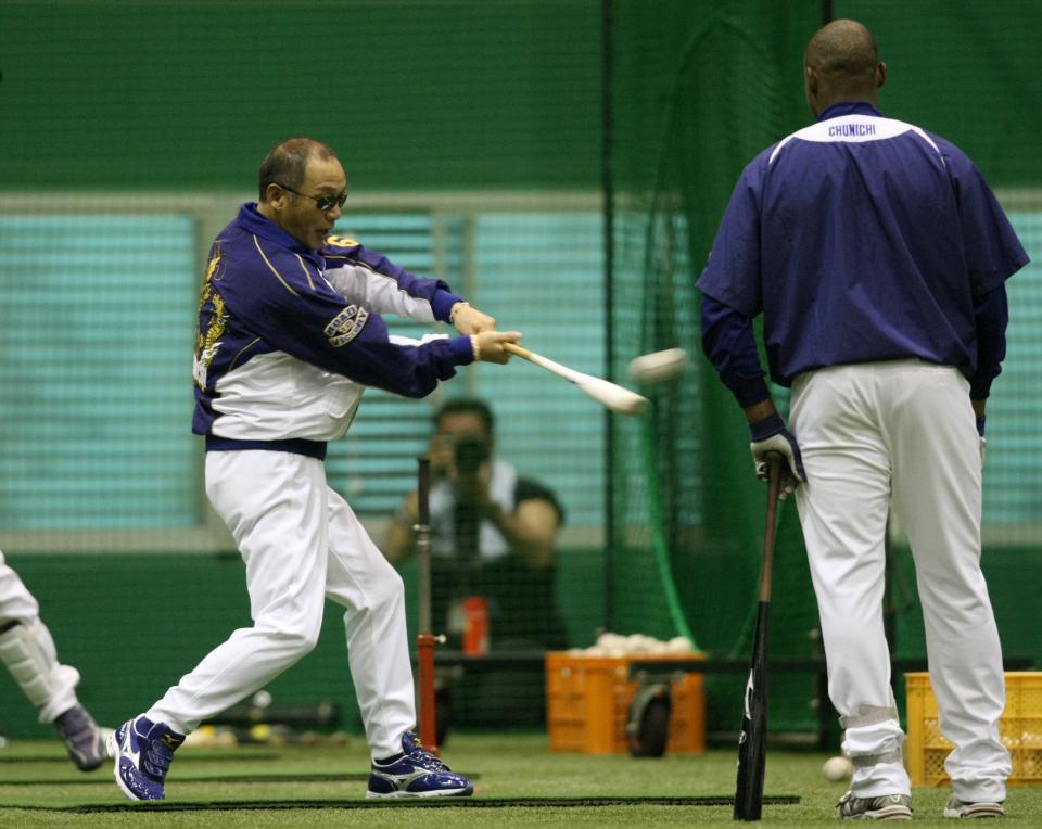 　自らブランコに打撃指導を行う落合監督（２００９年撮影）