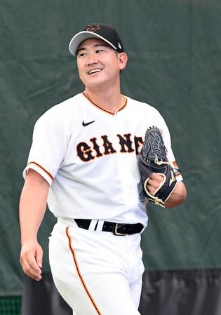 　ブルペンで投げ込みを行い、充実した表情を見せる菅野（撮影・佐藤厚）