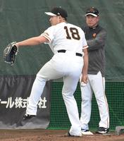 　セットポジションから投球する菅野（右は原監督）＝撮影・佐藤厚）