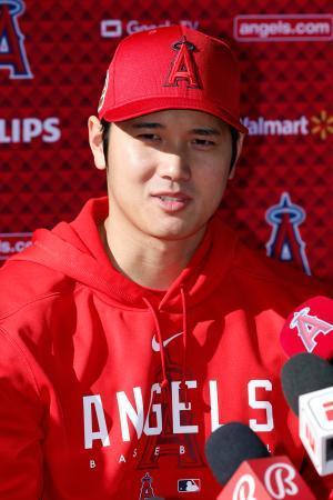 　取材に応じる米大リーグ、エンゼルスの大谷翔平＝１６日、アリゾナ州テンピ（共同）