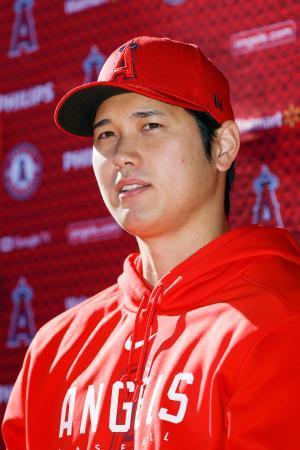 　取材に応じる米大リーグ、エンゼルスの大谷翔平＝１６日、アリゾナ州テンピ（共同）