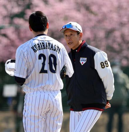 　栗林（左）に声をかける栗山監督（撮影・山口登）