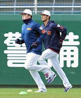 　ＷＢＣ日本代表の強化合宿初日、ウオーミングアップする村上（左）とダルビッシュ