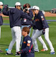 　ＷＢＣ日本代表の強化合宿初日、言葉を交わすダルビッシュ（左）と佐々木