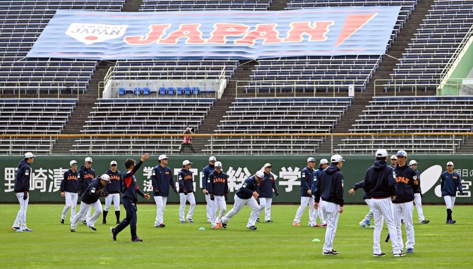 　強化合宿初日、ウオーミングアップするＷＢＣ日本代表