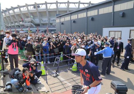 　大勢のファンが見つめる中、練習グラウンドへ向かうダルビッシュ（撮影・吉澤敬太）