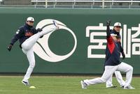 　笑顔でアップする佐々木朗（左）＝撮影・山口登