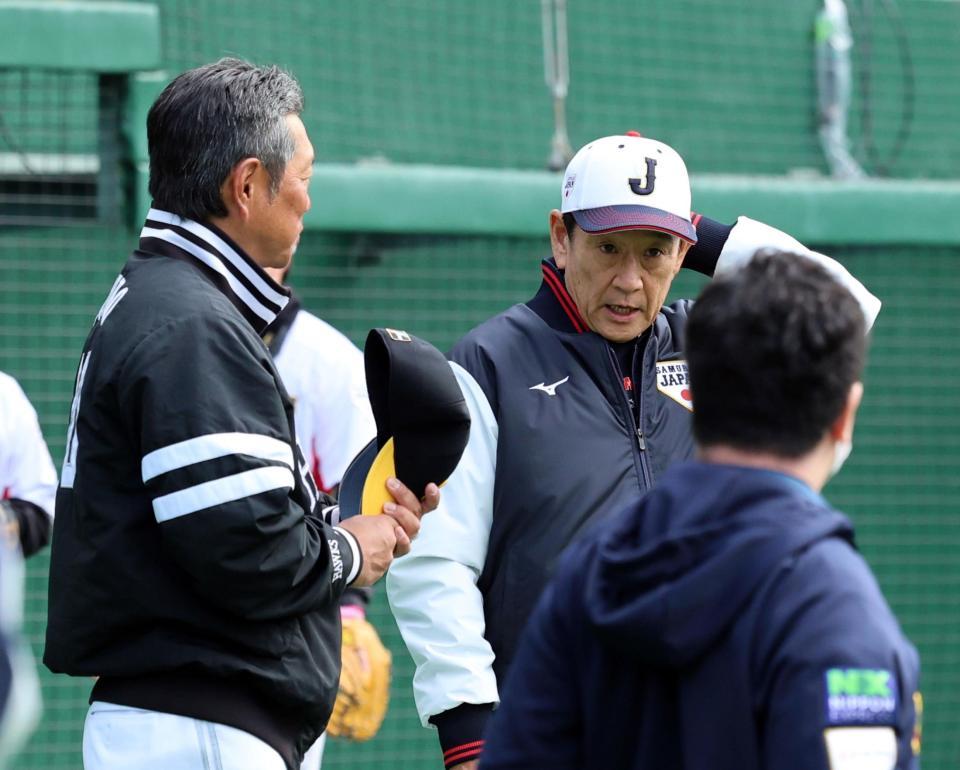 　ソフトバンク・小久保２軍監督（左）と談笑する栗山監督（撮影・山口登）