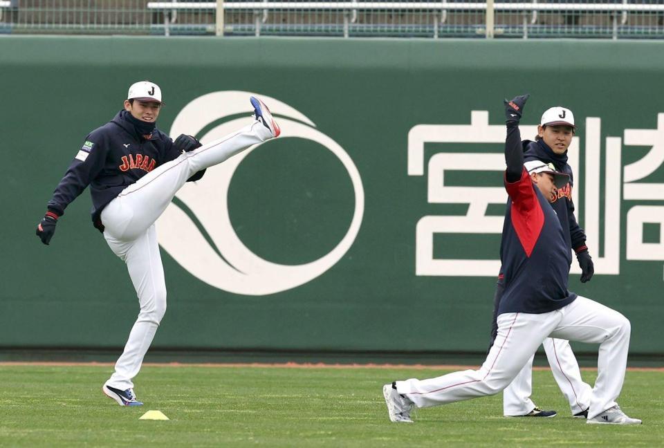 　笑顔でアップする佐々木朗（左）＝撮影・山口登