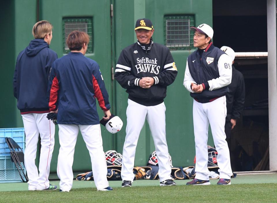 　周東、甲斐のあいさつに笑みを浮かべるソフトバンク・小久保２軍監督と栗山監督（撮影・金田祐二）