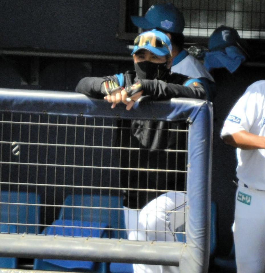 　ベンチで戦況を見つめる新庄監督