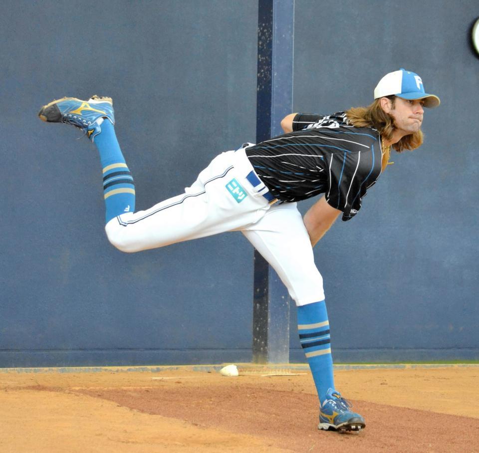 　ブルペンで投球練習するガント