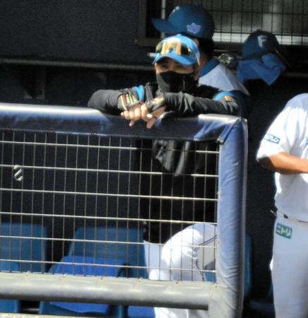 　ベンチで戦況を見つめる新庄監督