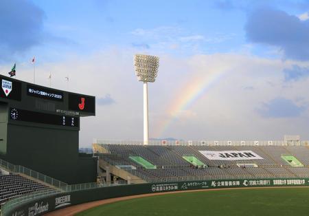 　侍ジャパンが強化合宿を行う、ひなたサンマリンスタジアム宮崎に虹がかかる（撮影・吉澤敬太）