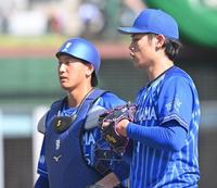 　８回を無失点に抑え、松尾（左）と話しながらベンチへ戻る小園（撮影・西岡正）