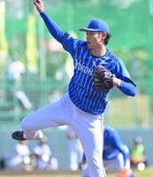 　７回に登板し力投する小園（撮影・西岡正）