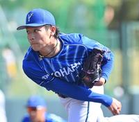 　７回に登板し力投する小園（撮影・西岡正）