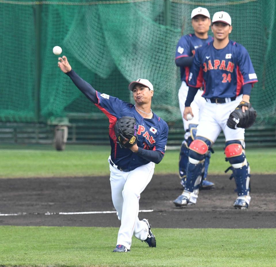 　投内連係で汗を流す宇田川（撮影・金田祐二）