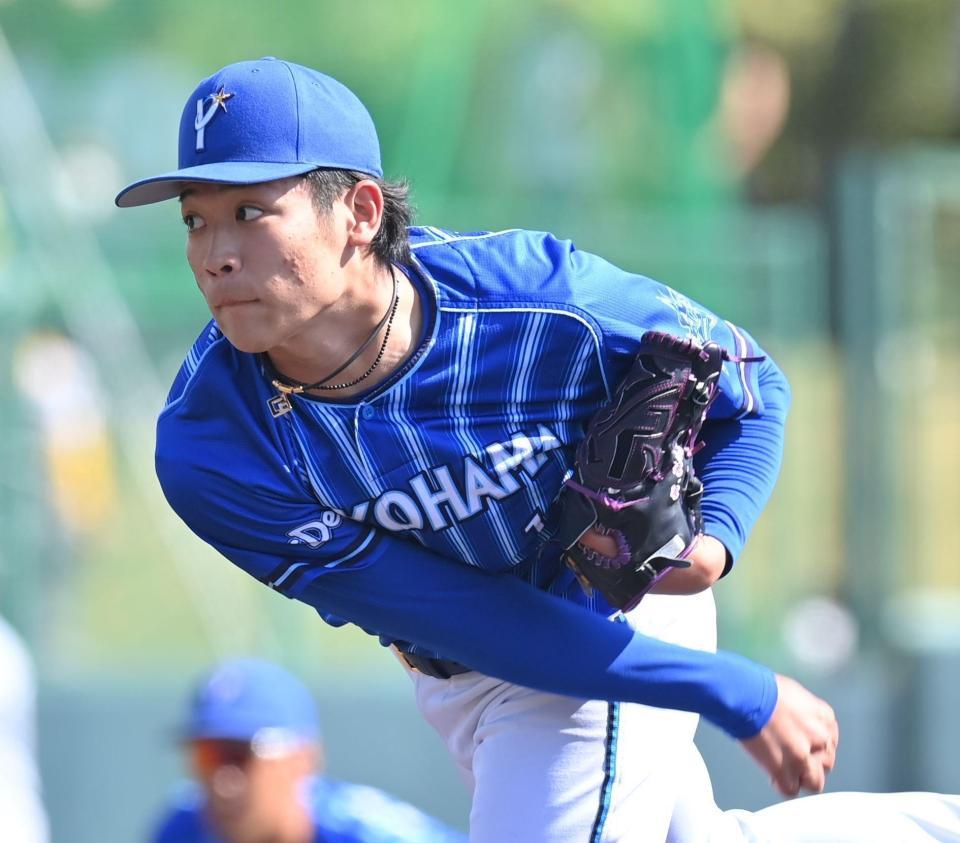 　７回に登板し力投する小園（撮影・西岡正）