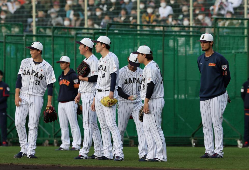 　練習を見守るダルビッシュ（右端）＝撮影・山口登