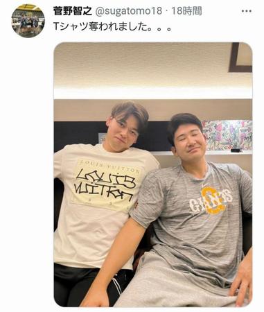 菅野が強奪被害を訴えたＴシャツ　菅野のツイッター＠ｓｕｇａｔｏｍｏ１８から