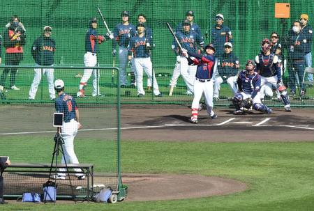 　ダルビッシュから柵越えを放つ村上（撮影・金田二）