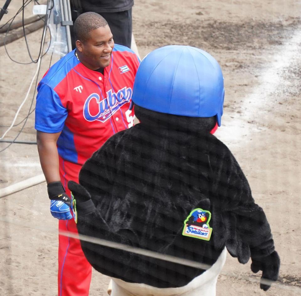 　試合前、つば九郎と談笑するデスパイネ（撮影・高石航平）