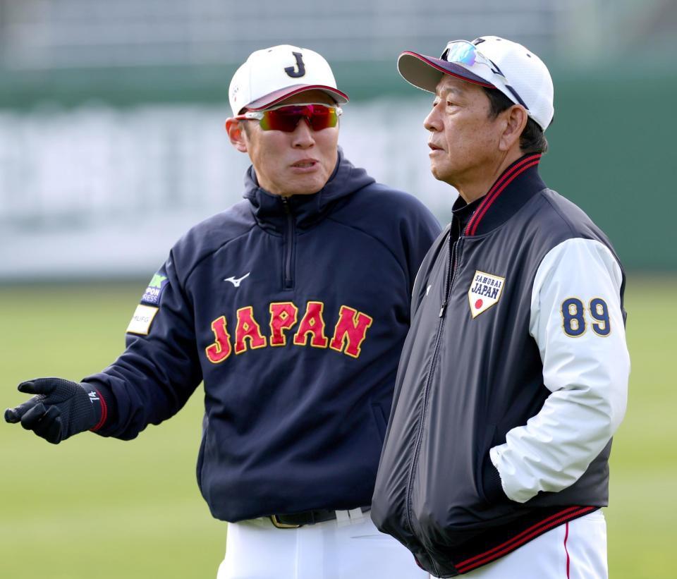 　村田コーチ（左）と話す栗山監督（撮影・吉澤敬太）