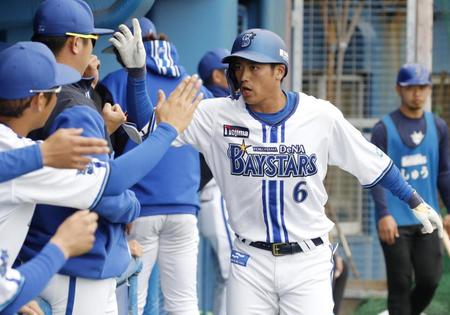 　楽天との練習試合で本塁打を放ち、ナインに迎えられる森