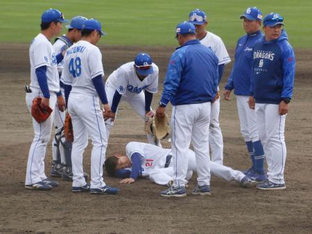 中日・岡田、右大腿骨骨折　練習試合で負傷降板