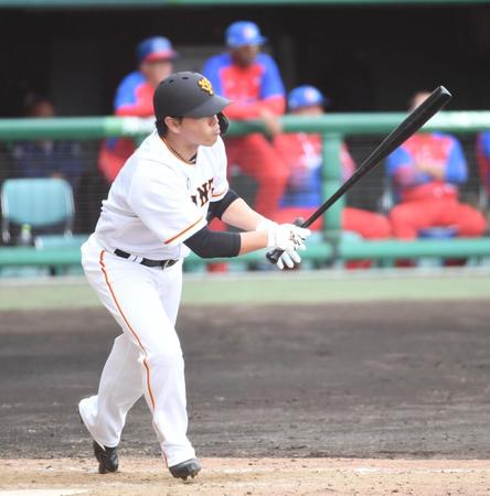 　５回、長野は中前安打を放つ（撮影・佐藤厚）