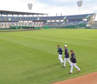 　朝、グラウンドに一番最初に現れ、ランニングする（手前から）高橋奎、ダルビッシュ、宇田川（撮影・吉澤敬太）