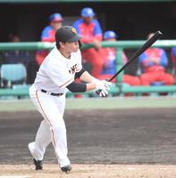 　５回、長野は中前安打を放つ（撮影・佐藤厚）