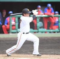 　５回、長野は中前安打を放つ（撮影・佐藤厚）