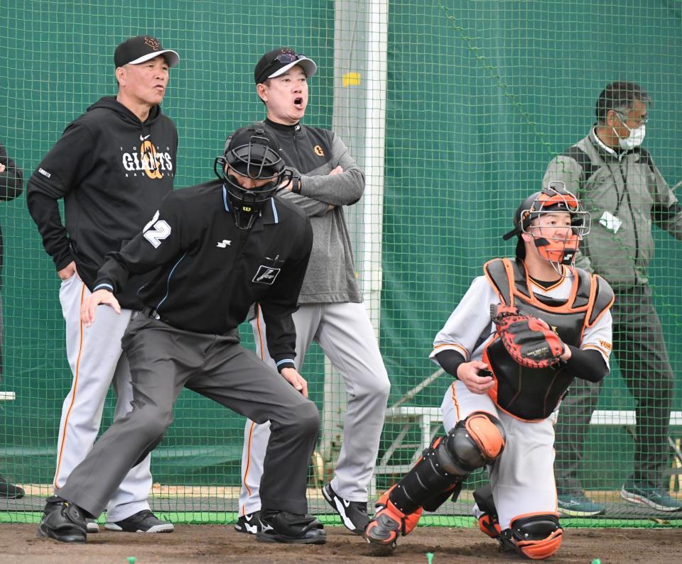 　捕手の後方で代木の投球を見る原監督（撮影・佐藤厚）