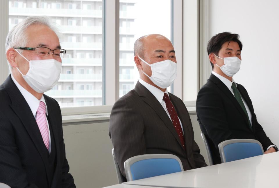　センバツへの意気込みを語る報徳の（左から）元田校長、大角監督、礒野部長