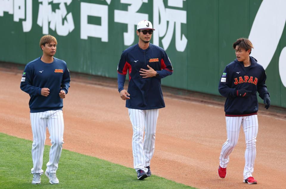 　朝、グラウンドに一番乗りしランニングする（左から）宇田川、ダルビッシュ、高橋奎（撮影・吉澤敬太）