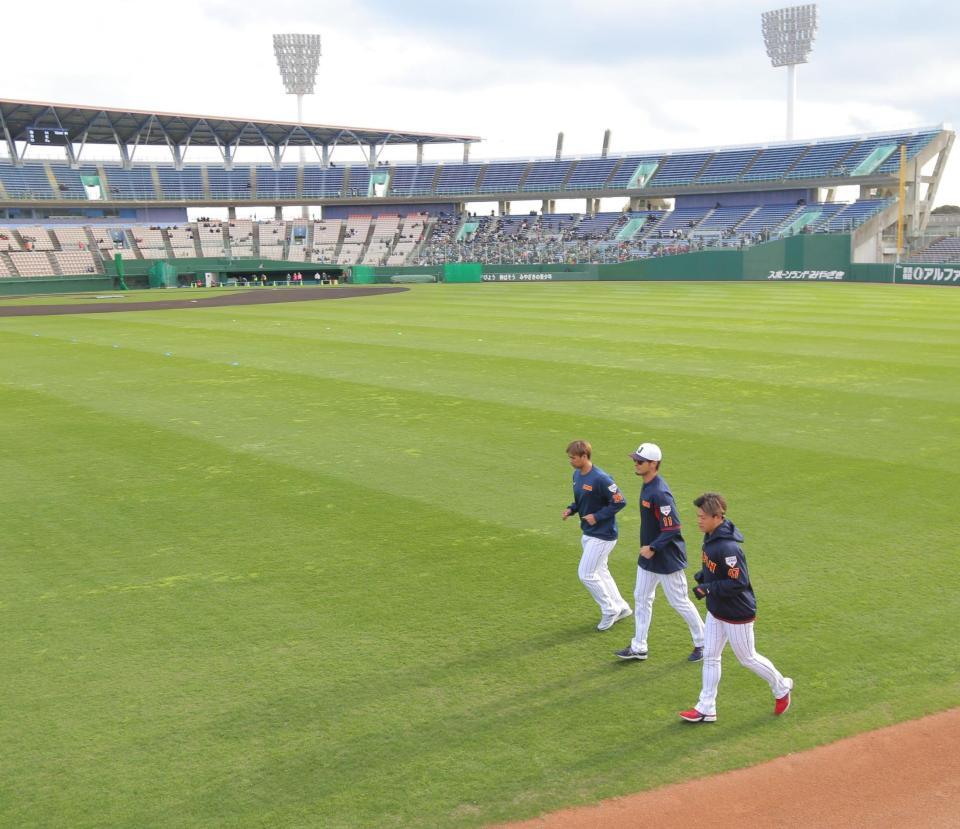 　朝、グラウンドに一番最初に現れ、ランニングする（手前から）高橋奎、ダルビッシュ、宇田川（撮影・吉澤敬太）