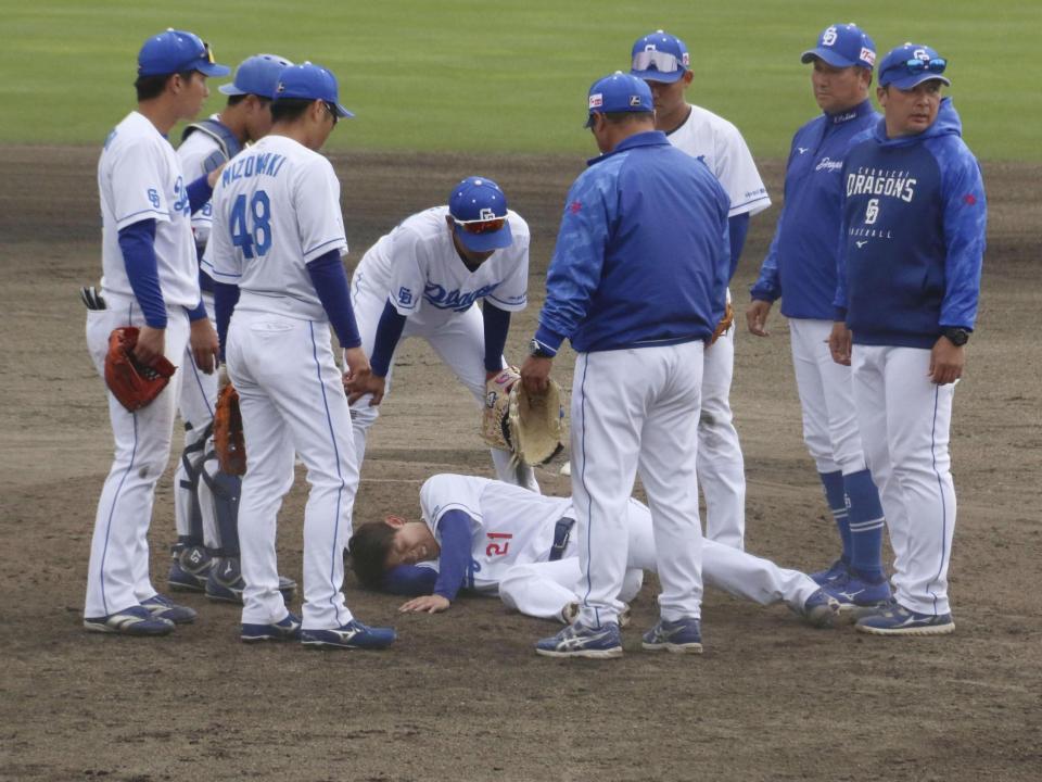 　楽天との練習試合で、投球直後にマウンドに倒れ込む中日の岡田＝北谷