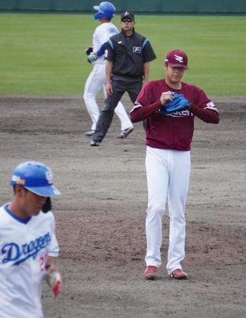 　中日との練習試合に先発し、押し出し四球を与えて悔しがる松井友