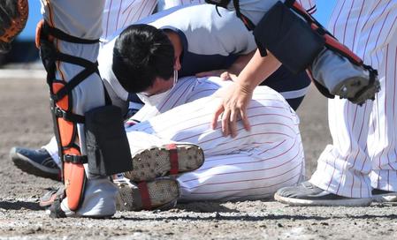 　５回、元山が頭部に死球を受ける（撮影・佐藤厚）