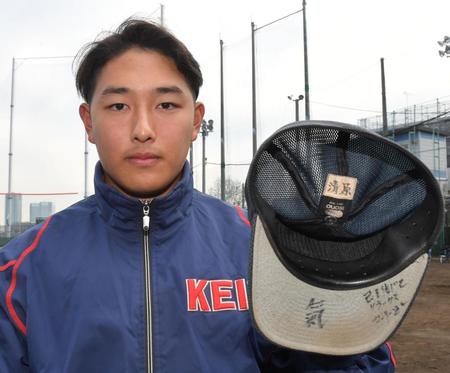 　帽子に「気」と書いた慶応・清原（撮影・佐々木彰尚）
