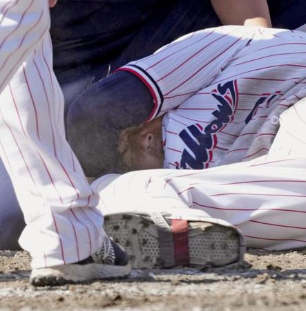 　５回、頭部に投球を受けて倒れ込んだ元山