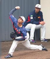 　ダルビッシュ（右）の前で投球する宇田川（撮影・吉澤敬太）